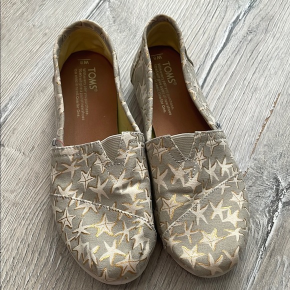 TOMS Women's Star Patterned Slip-On Shoes - Gold and Cream - Picture 1 of 9